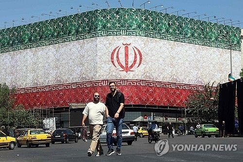 이란 수도 테헤란의 혁명 광장에 내걸린 이란 국기 벽화