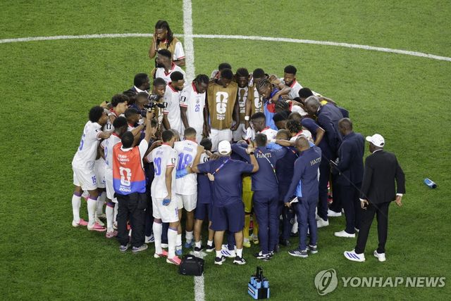 경기가 끝난 뒤 서로를 격려하는 아이티 선수들