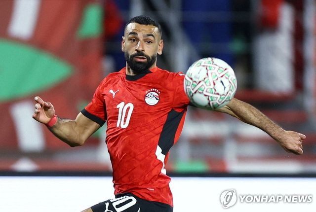 오른쪽 가슴에 별 7개 새긴 유니폼 입은 이집트 살라흐 