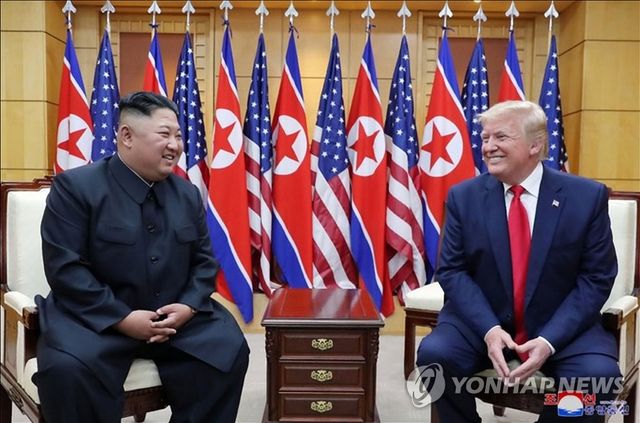 밝게 웃는 북미 정상