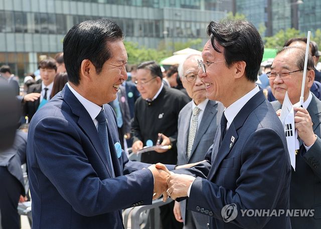 대화하는 김민석 국무총리와 정청래 대표