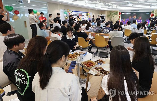 회의실에서 치킨과 함께 즐기는 월드컵