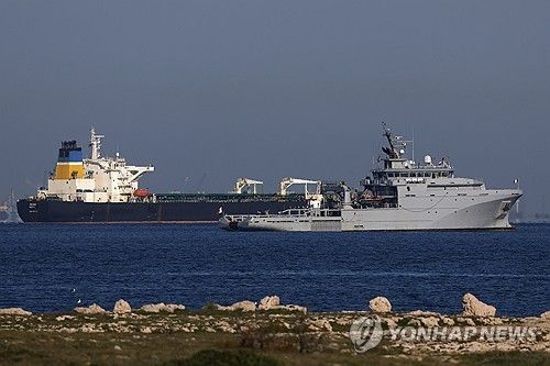 지난 3월 지중해에서 '그림자 함대' 의혹을 받는 선박을 적발한 프랑스 해군 [AFP=연합뉴스 자료사진. 재판매 및 DB 금지] 