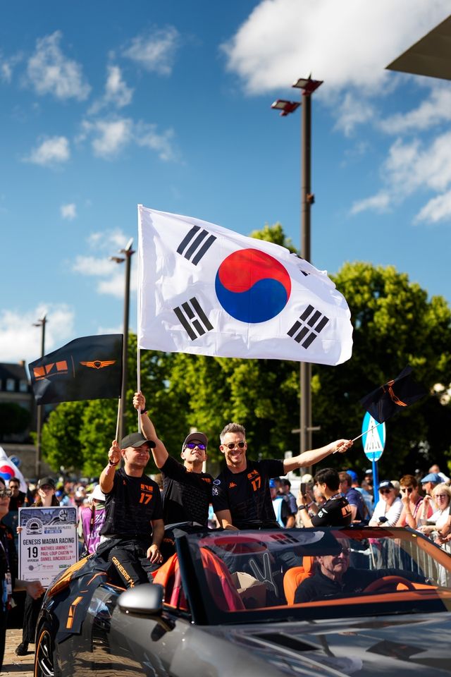 퍼레이드의 태극기
