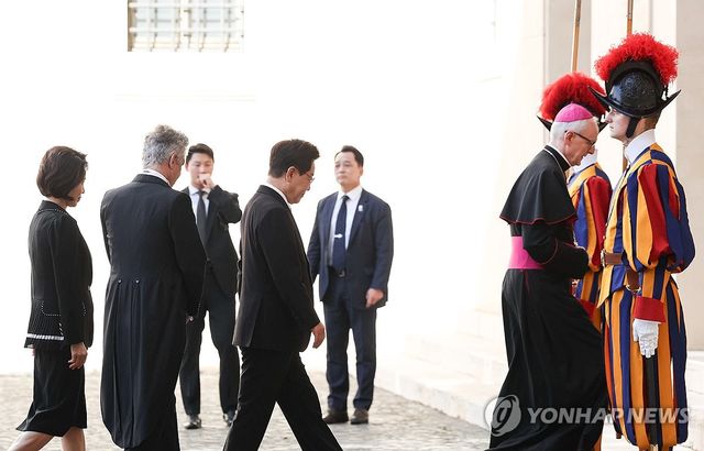 이재명 대통령 부부, 사도궁 도착