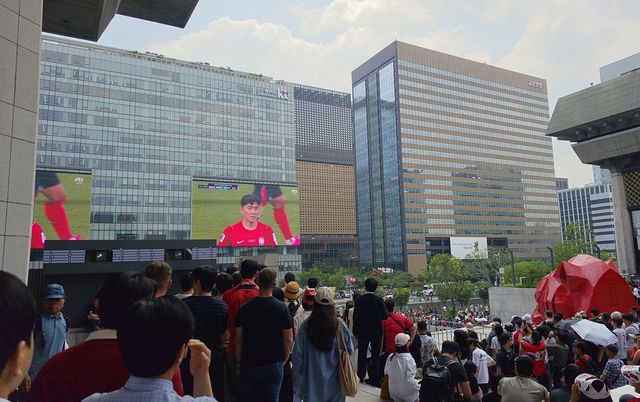 지난 12일 한국 대표팀 경기를 송출한 광화문스퀘어 KT WEST 전광판 모습