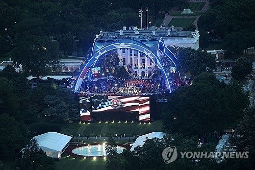 워싱턴기념탑에서 바라본 백악관 UFC 경기장의 모습 