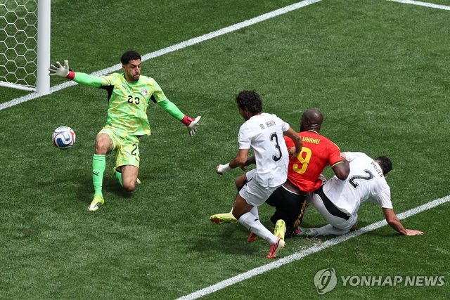 수비수 두 명과 몸싸움 이겨내는 벨기에 루카쿠(등번호 9번)