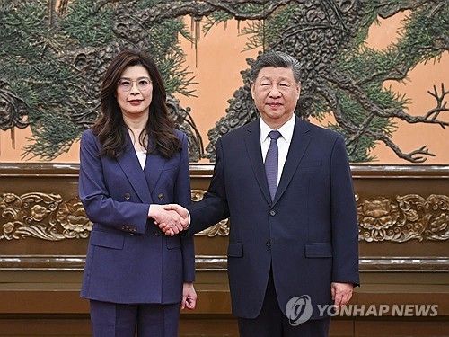 지난 4월 중국 베이징에서 만난 대만 제1야당인 국민당의 정리원 주석(좌)과 시진핑 중국 국가주석[대만 국민당 제공. EPA 연합뉴스 자료사진. 재판매 및 DB 금지]