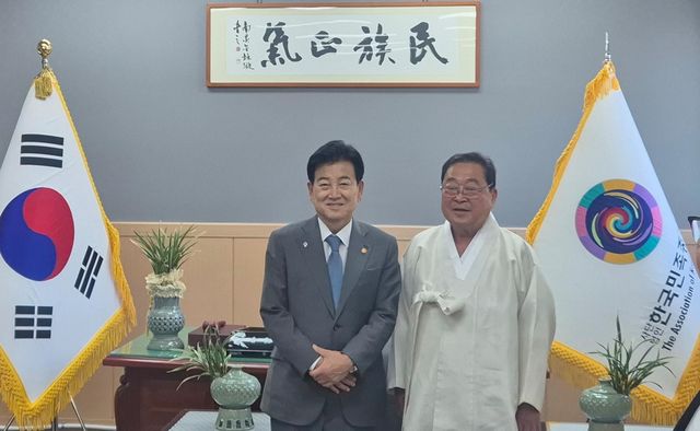 정동영 통일부 장관, 김령하 한국민족종교협의회 회장 예방