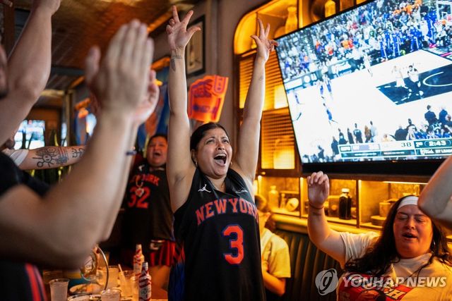 지난 13일(현지시간) 미국 뉴욕 맨해튼의 한 바에서 미국프로농구(NBA) 뉴욕 닉스를 응원하는 팬들 