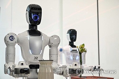 가사 업무를 훈련 중인 휴머노이드