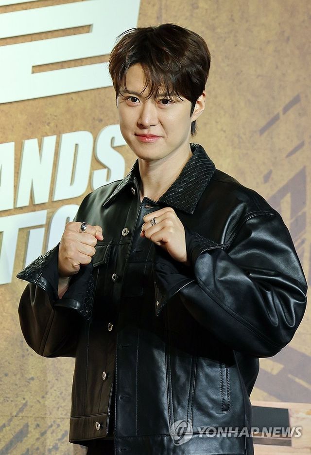 주먹 쥔 공명