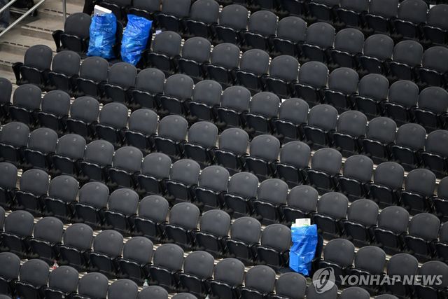 관중석 곳곳에 모인 파란색 쓰레기봉투