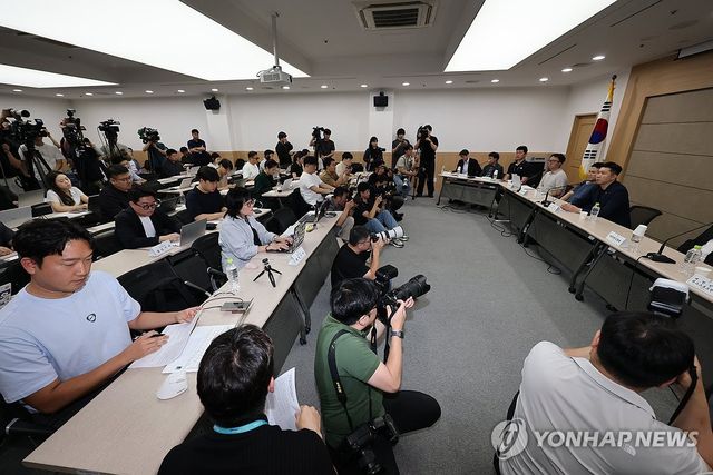 개표소 시위 11일째 장기화, 기자회견 하는 유승민 대한체육회장