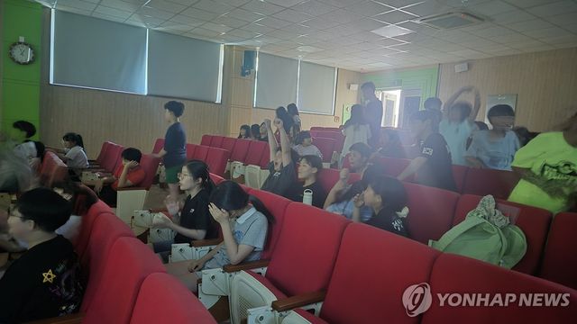 황인범 선수 응원하는 대전문화초 학생들