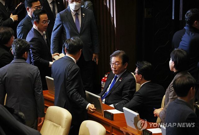 표결 마친 이재명 대표