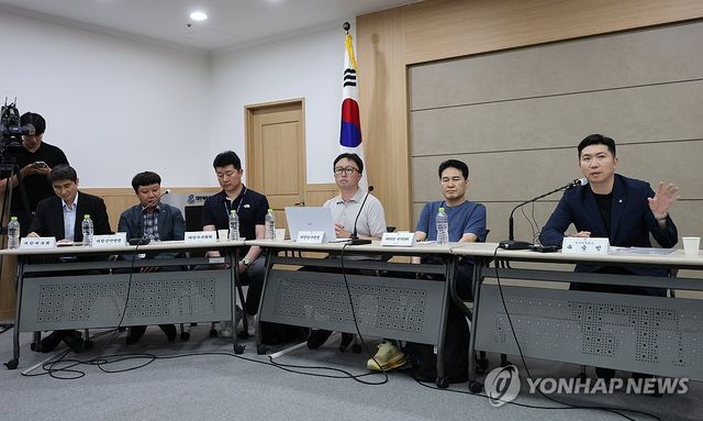 개표소 시위 11일째 장기화, 기자회견 하는 유승민 대한체육회장
