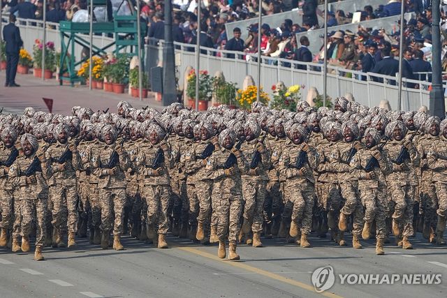 공화국의 날 맞아 행진하는 인도군