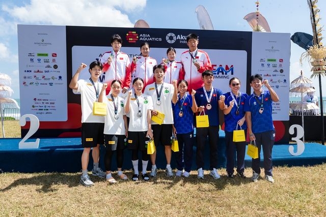 혼성 단체전 메달을 목에 건 한국 오픈워터스위밍 대표팀