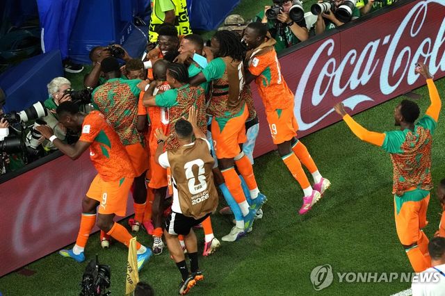기뻐하는 코트디부아르 선수들