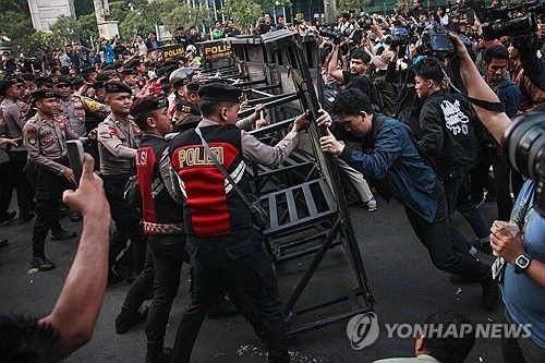 지난 12일 인도네시아 자카르타서 열린 대학생 반정부 시위