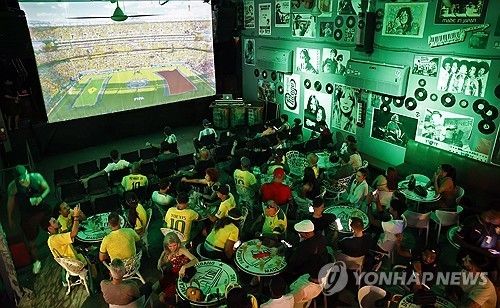 비싼 바에서 월드컵 경기를 단체 관람 중인 쿠바의 부유층