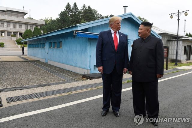 2019년 6월30일 판문점에서 만난 북미정상