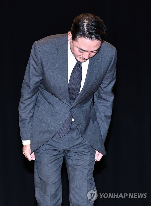 고개 숙이는 홍정도 부회장