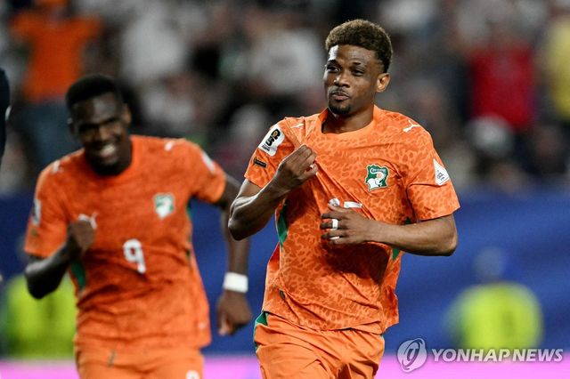 결승골을 터트린 코트디부아르 아마드 디알로(오른쪽)