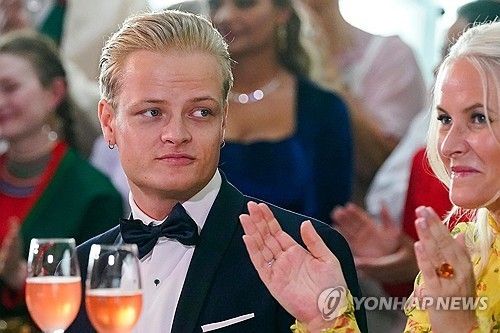 노르웨이 왕세자빈(오른쪽)과 그의 아들 회이뷔 [AP=연합뉴스 자료사진. 재판매 및 DB 금지] 