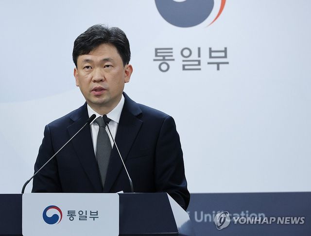 정례브리핑하는 윤민호 통일부 대변인