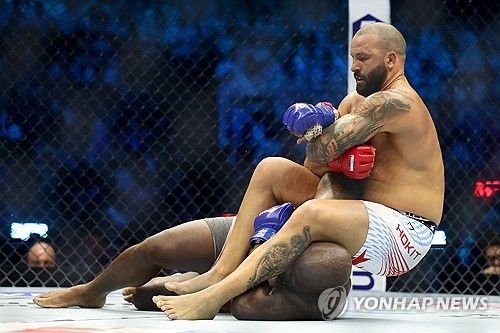 백악관 UFC 출전한 조쉬 호킷(오른쪽)