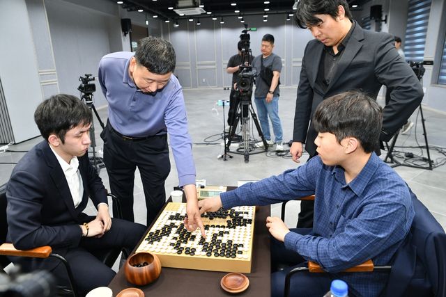 LG배 결승 2국 후 복기 장면