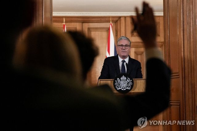 15일 SNS 16세 미만 금지 발표하는 스타머 총리