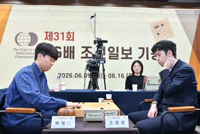 신민준 9단이 LG배 결승 2국에서 왕싱하오 9단에게 반집을 패했다.
