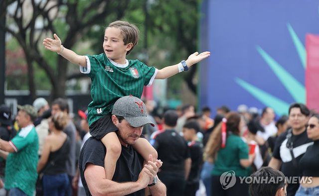 월드컵에도 아빠는 힘들어...
