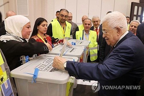 지난달 파타당 중앙위원 선출 투표하는 아무드 아바스 팔레스타인 자치정부 수반 