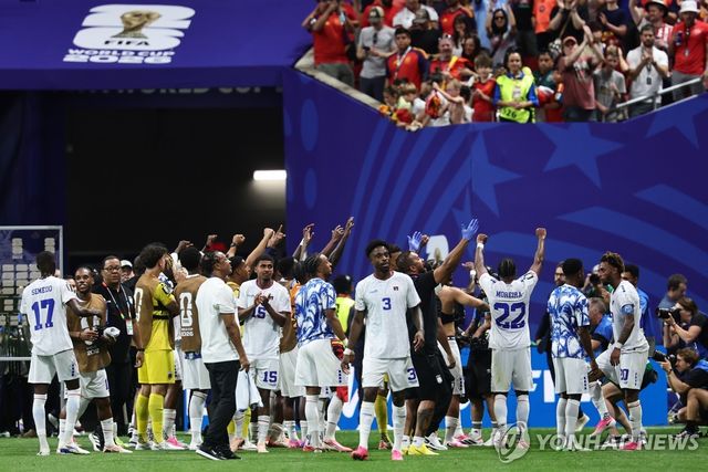 0-0 무승부 후 기뻐하는 카보베르데 선수들