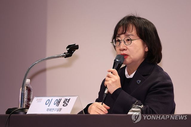 질문에 답하는 이애령 학예연구실장