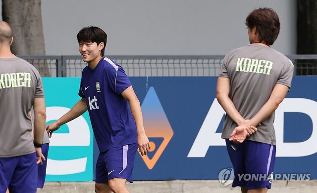 배준호 바라보는 홍명보 감독