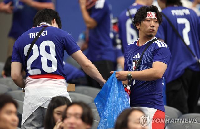 경기 후 쓰레기를 치우는 일본 축구팬