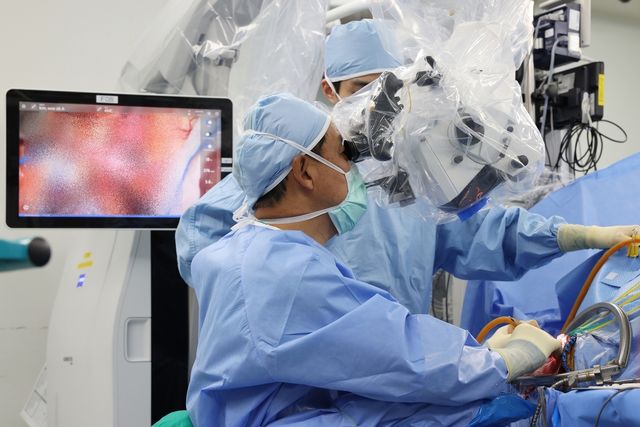 수술 중인 서울아산병원 신경외과 안재성 교수