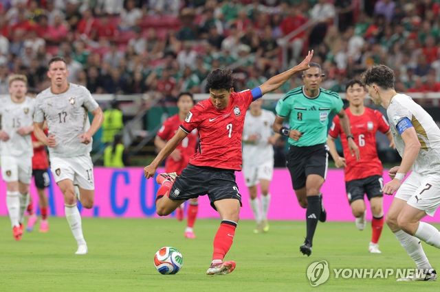 슈팅하는 손흥민
