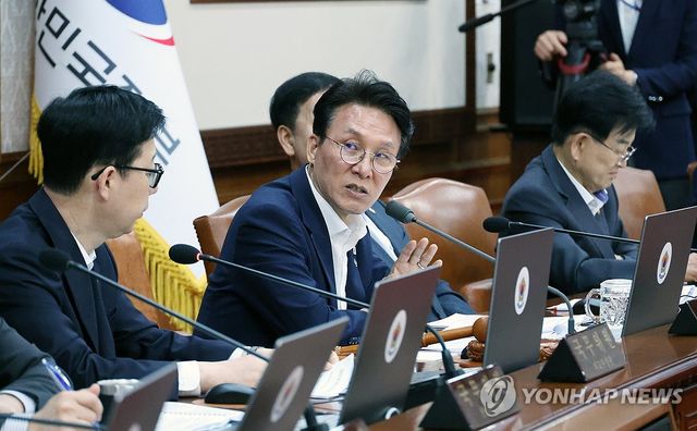 단호한 표정의 김민석 국무총리