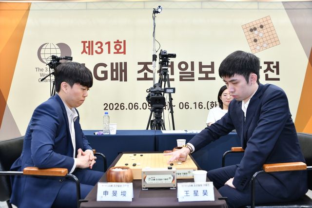 신민준(왼쪽) 9단이 LG배 결승 3국에서 왕싱하오 9단에게 패했다.