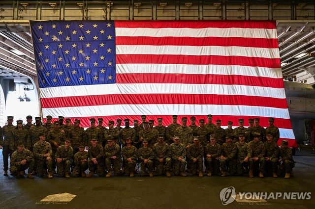 호주 시드니의 호주 군함에 방문한 미 해병대 병사들