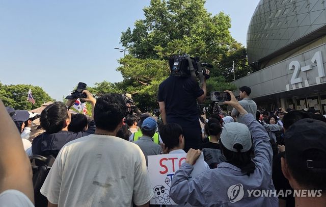 체육단체들, 봉쇄된 경기장 진입 시도…시위대와 대치