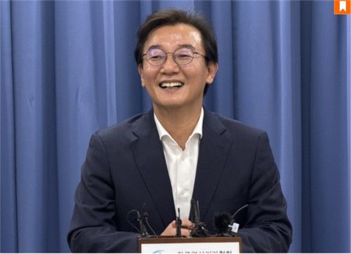 기자간담회하는 전재수 부산시장 당선인
