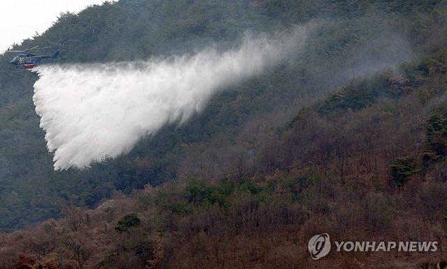 산불 진화하는 헬기